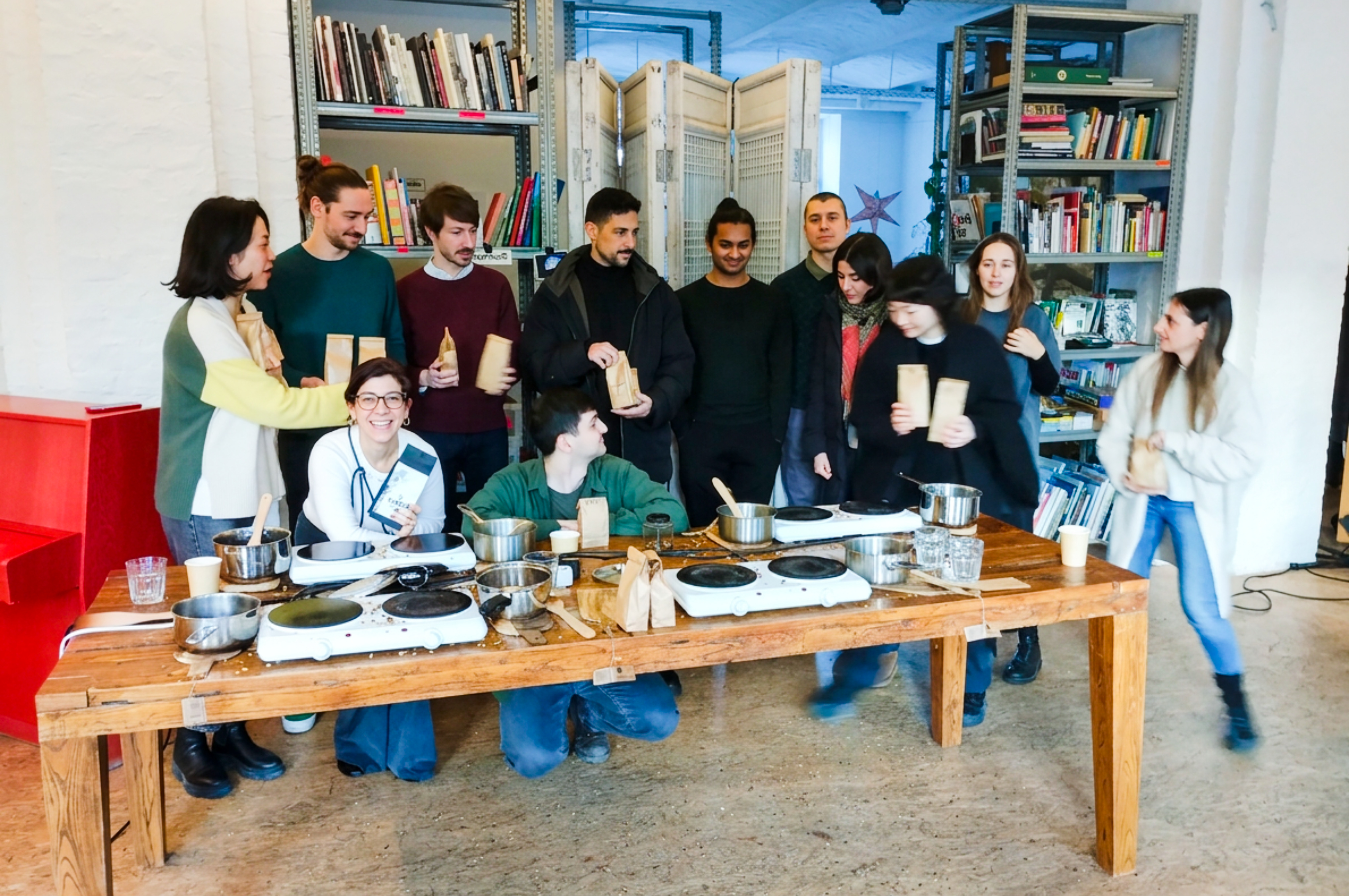 Team beim Kaffeerösten